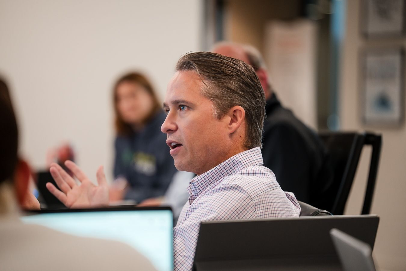 A PhoenixTeam practitioner makes a point during a working session